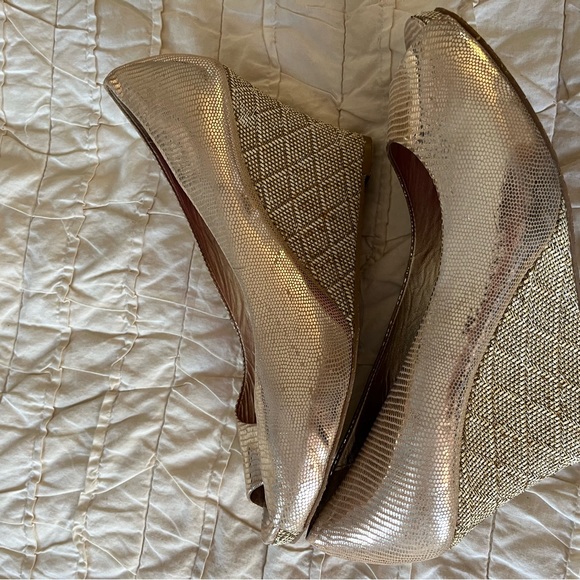 Lilly Pulitzer gold wedges - Picture 3 of 4